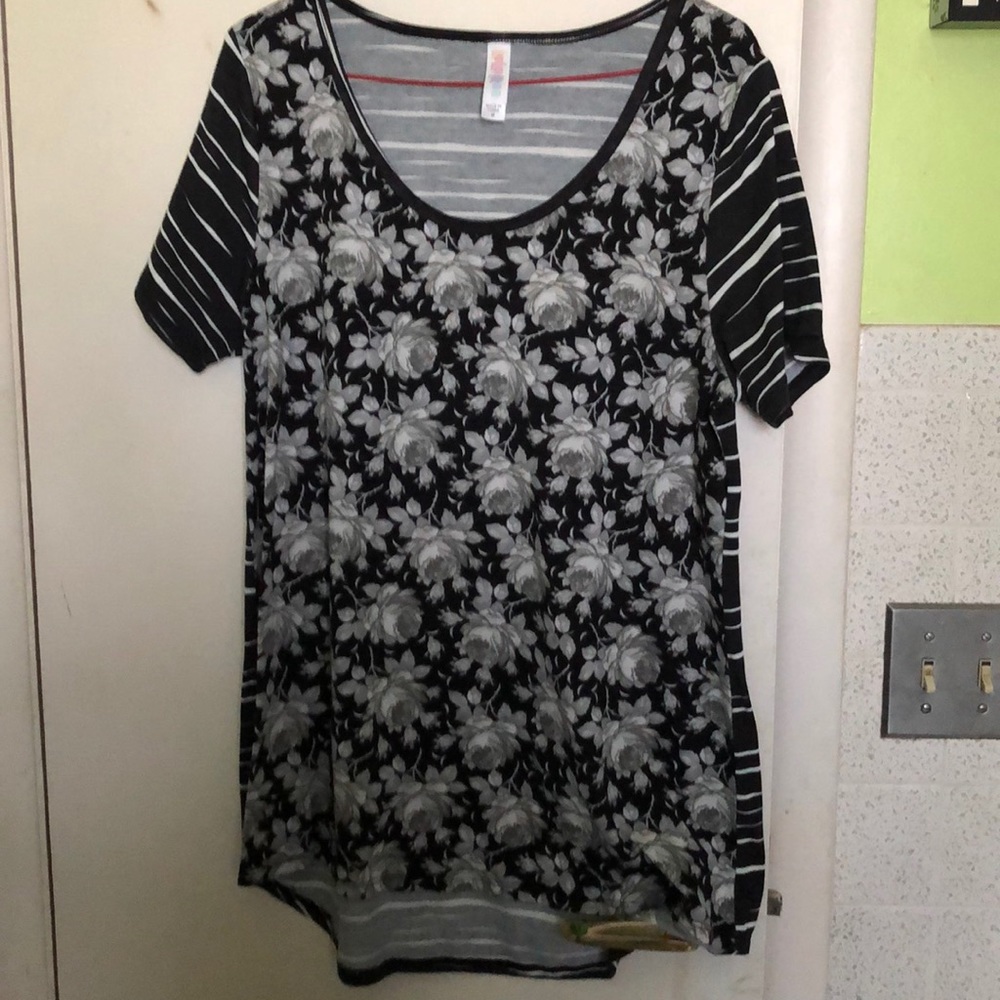 LuLaRoe Classic T size M. EUC Black and gray roses